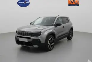 Jeep Avenger gris en 3/4 avant droit, avec jantes alliage 18 pouces et calandre noire distinctive.