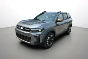 SUV Dacia Bigster gris schiste vu en 3/4 avant droit avec rétroviseurs cuivrés et jantes alu noires.
