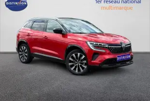Vue 3/4 avant droit d'un Renault Austral 2025 Rouge Flamme avec jantes alliage et calandre distinctive.