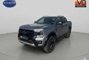 Vue 3/4 avant droite du Ford Ranger gris 2025 avec barres de toit et jantes alliage noires.