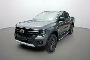 Ford Ranger gris carbone en 3/4 avant droit, avec calandre noire et jantes alu 18 pouces visibles.