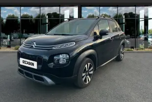 Citroën C3 Aircross noir vue 3/4 avant droit, avec ses phares distinctifs et ses jantes bicolores modernes.