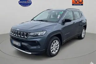 Jeep Compass bleu en 3/4 avant droit, avec jantes alliage 18 pouces et calandre distinctive à sept ouvertures.