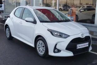 Toyota Yaris blanc pur vue 3/4 avant droit, avec calandre noire et jantes acier à enjoliveurs.