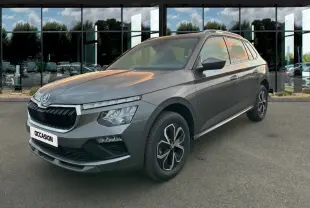 Vue 3/4 avant d'un Skoda Kamiq gris clair 2025 avec calandre noire et jantes au design moderne.
