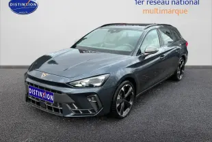 Vue 3/4 avant droite d'une CUPRA Leon ST gris magnétique avec jantes alliage et feux LED allumés.