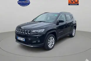 Jeep Compass noir en 3/4 avant droit, avec jantes alliage 18 pouces et calandre distinctive à sept fentes.