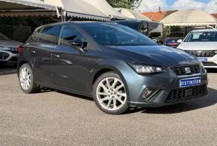 SEAT Ibiza 1.0 TSI 95 FR gris foncé vue 3/4 avant droit avec jantes alliage et calandre sportive.