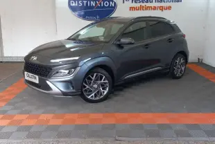 Hyundai Kona 1.6 Hybrid gris foncé en 3/4 avant droit, avec jantes alliage et toit noir contrasté.