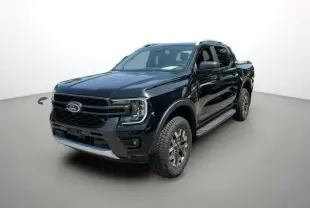 Ford Ranger 2025 noir agate en 3/4 avant droit, avec calandre noire et jantes tout-terrain distinctives.