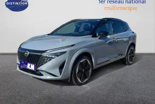 Vue 3/4 avant droit du Nissan Qashqai 2025 gris céramique avec toit noir et jantes noires distinctives.