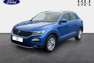 Volkswagen T-Roc bleu Ravenna métallisé vu en 3/4 avant droit avec barres de toit et jantes alu.