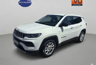 Jeep Compass blanc en 3/4 avant droit, avec calandre distinctive et jantes argentées visibles.