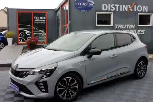 Renault Clio V 0.9 TCE 90 TECHNO gris Rafale vue 3/4 avant droit avec jantes alliage 16'' Boavista et antenne requin.