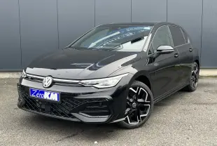 Volkswagen Golf 8 R-Line noire vue en 3/4 avant droit avec jantes alliage 18 pouces et toit ouvrant panoramique.