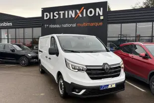 Renault Trafic Fourgon blanc glacier en 3/4 avant droit, avec projecteurs Full LED et calandre noire distinctive.