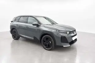 Vue 3/4 avant droit du Citroën C5 Aircross hybride 2026 gris métallisé avec jantes noires et vitres surteintées.