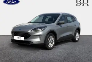 Ford Kuga gris Solar métallisé en 3/4 avant droit, avec jantes alu et calandre noire distinctive.