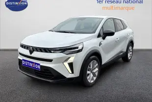 Renault Symbioz blanc nacré métal en 3/4 avant droit, avec calandre noire et feux LED distinctifs allumés.
