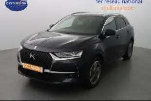 DS7 Crossback hybride rechargeable bleu encre métal vu en 3/4 avant droit avec calandre DS distinctive.
