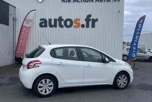 Peugeot 208 blanche vue de profil côté gauche, stationnée devant un mur avec enseigne autos.fr.