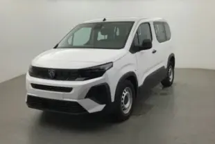 Vue 3/4 avant d'un Peugeot Rifter blanc banquise avec portes arrière battantes et détails noirs contrastants.