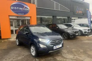 Ford EcoSport bleu Abysse en 3/4 avant droit, avec calandre chromée et jantes alliage 17 pouces visibles.