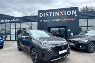 Peugeot 3008 gris titane toit noir en 3/4 avant, calandre noire et jantes alliage 19 pouces visibles.
