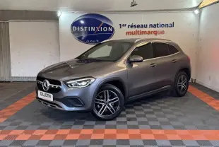 Mercedes GLA 250 e Business Line gris foncé vue 3/4 avant droit avec jantes alliage et feux LED allumés.