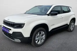 Jeep Avenger électrique blanc en vue 3/4 avant droit avec jantes alliage 17 pouces et rétroviseurs noirs.