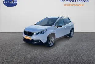 Peugeot 2008 blanc vue 3/4 avant droit sur sol gris avec calandre noire et phares LED allumés.