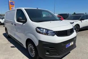 Fourgon blanc FIAT Scudo 2022 vu en 3/4 avant droit avec calandre noire et jantes acier simples.