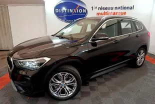 BMW X1 sDrive16d noir en 3/4 avant droit, mettant en valeur ses phares LED et ses rétroviseurs électriques chauffants.
