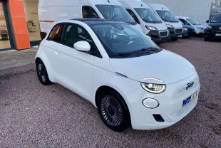 Fiat 500 électrique blanche vue 3/4 avant droit, avec jantes alliage 16 pouces Icône et toit panoramique noir.