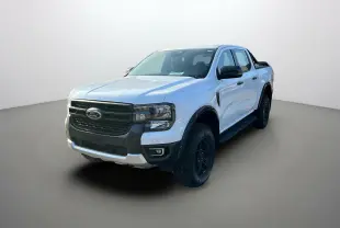 Ford Ranger 2025 blanc glacier en 3/4 avant droit avec calandre noire et roues tout-terrain noires