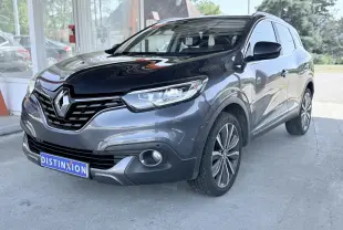 Renault Kadjar gris en vue 3/4 avant droit, avec calandre noire et jantes alliage visibles.