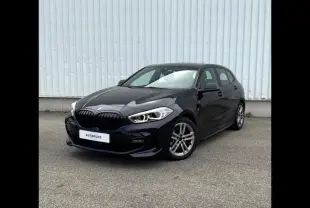 BMW Série 1 118dA M Sport noir saphir, vue 3/4 avant droit, calandre noire et jantes alu visibles
