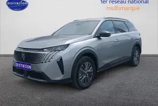 Peugeot 5008 Hybrid 145 allure e-dcs6 gris artense en 3/4 avant droit sur fond neutre.