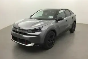 Citroën C4 hybride gris Mercury en 3/4 avant droit, avec jantes noires et signature lumineuse LED distinctive.