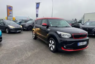 KIA Soul électrique noir avec toit rouge, vue 3/4 avant droit, détails rouges sur calandre et pare-chocs.