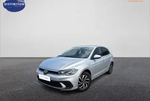 Volkswagen Polo grise vue 3/4 avant droit, avec jantes alliage et feux LED allumés.