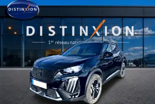 Peugeot 2008 noir en 3/4 avant droit, avec calandre distinctive et jantes alu bicolores devant showroom Distinxion.