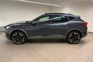 Vue de profil côté gauche du CUPRA Formentor 1.5 TSI 150 DSG7 VZ-LINE 2023 en gris magnétique avec jantes noires.