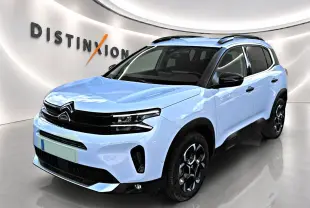 Vue 3/4 avant droit d'un Citroën C5 Aircross blanc avec toit noir et jantes alu noires au design hexagonal.
