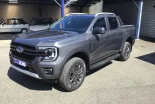 Ford Ranger Double Cabine gris carbone vu en 3/4 avant droit, avec marchepied et jantes alliage visibles.