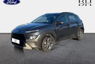 Hyundai Kona hybride Dark Knight Métal en 3/4 avant droit, avec jantes alu et feux LED distinctifs.