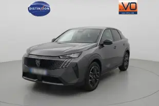 Vue 3/4 avant d’un Peugeot 3008 Hybrid gris foncé avec jantes alliage 19 pouces dans un studio blanc.
