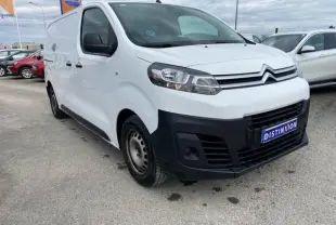 Fourgon Citroën Jumpy blanc vu en 3/4 avant droit, avec pare-chocs noirs et roues acier visibles.