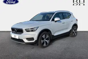 Vue 3/4 avant droite du Volvo XC40 T5 Recharge gris glacier avec jantes alu et calandre chromée sur fond neutre.