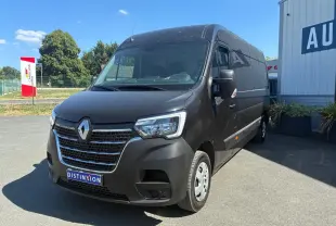 Vue 3/4 avant droit d’un Renault Master gris 2023, utilitaire avec calandre noire et phares modernes, stationné en extérieur.